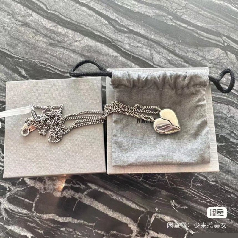 Ba*len*cia*ga necklaces